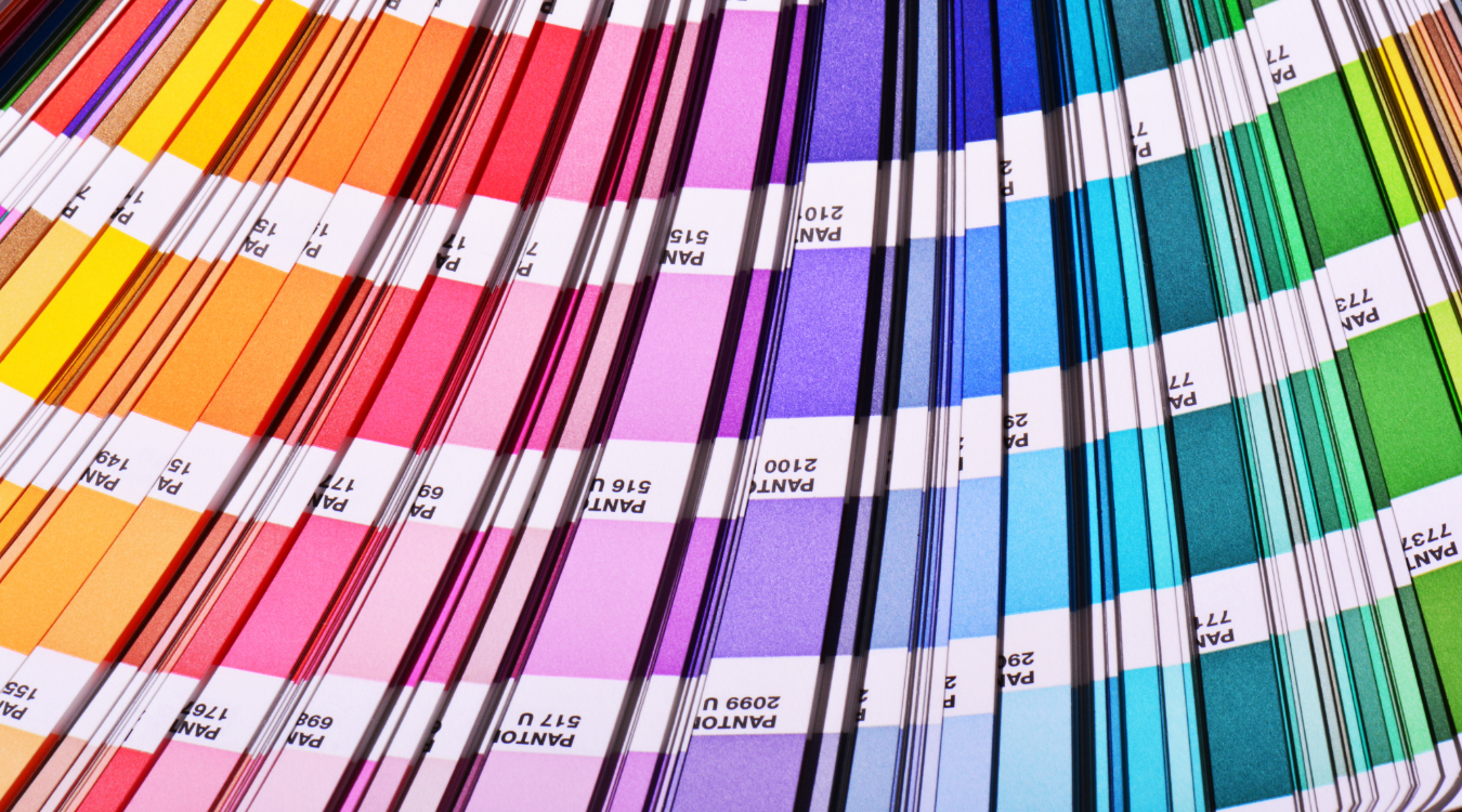 Pantone vs. HKS – Welches Sonderfarben-System wann?